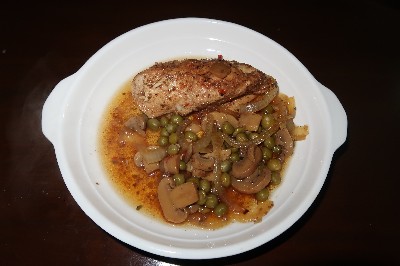 Spicy Baked Chicken with Onions and Green Peas 