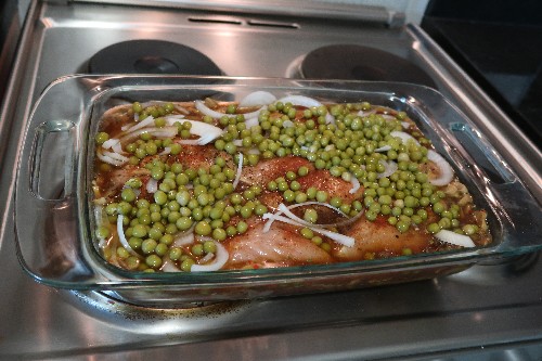 Spicy Baked Chicken with Onions and Green Peas 